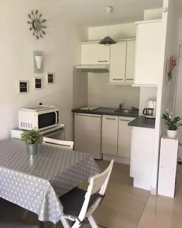 Studio en rez de jardin dans résidence avec piscine