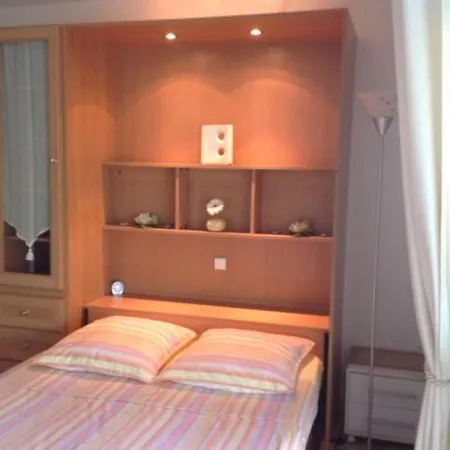 Studio en rez de jardin dans résidence avec piscine Appartement