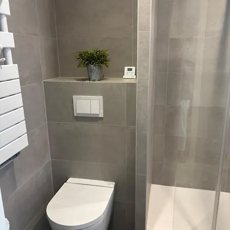 Studio en rez de jardin dans résidence avec piscine * Juan-les-Pins
