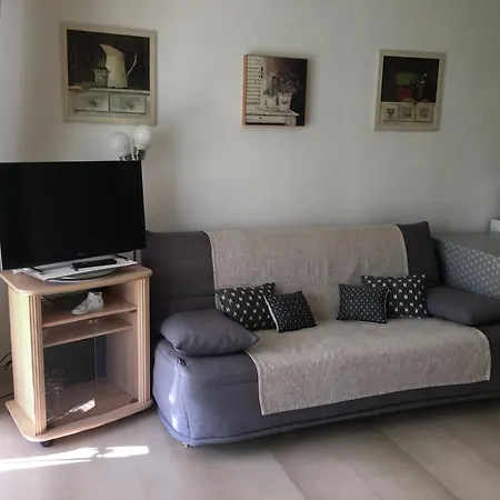 Appartement Studio en rez de jardin dans résidence avec piscine
