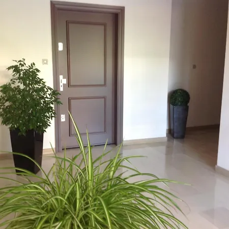 Appartement Studio en rez de jardin dans résidence avec piscine *