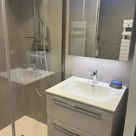 Studio en rez de jardin dans résidence avec piscine Juan-les-Pins