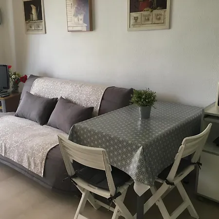 Studio en rez de jardin dans résidence avec piscine Appartement