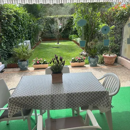 Studio en rez de jardin dans résidence avec piscine Appartement