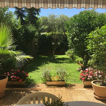Studio en rez de jardin dans résidence avec piscine