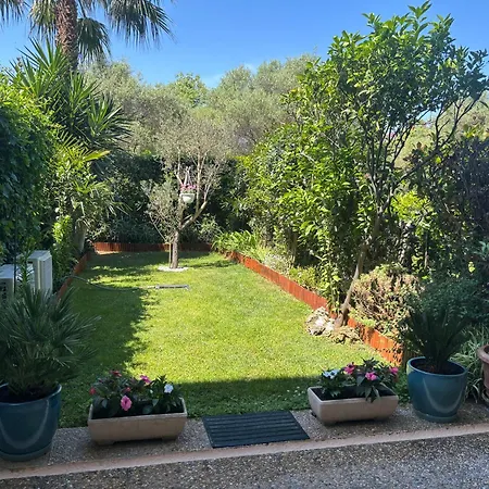 Appartement Studio en rez de jardin dans résidence avec piscine *